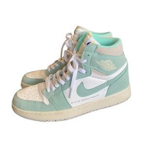 “Turbo green” sneakers